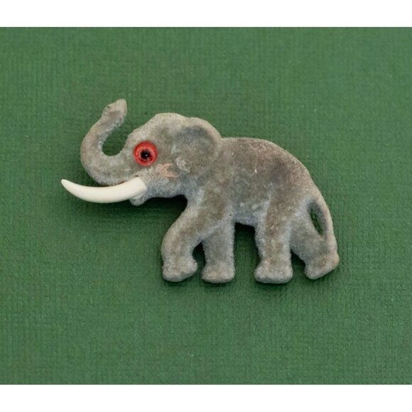 Vintage Cute Elephant Brooch, K26 - Picture 1 of 2